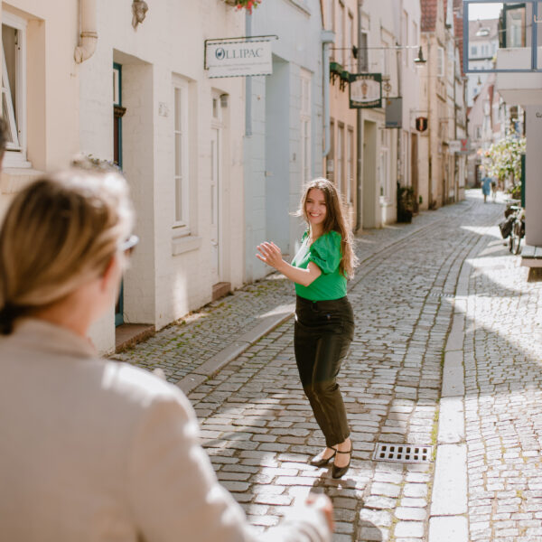 tanzend durch die Altstadt mit der Stadtführerin Nadeshka Beloy