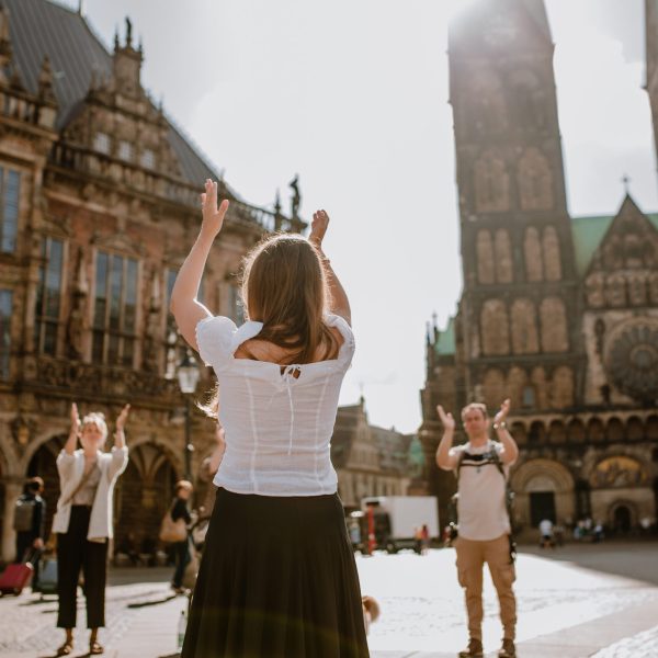 Tanzend auf dem Markplatz