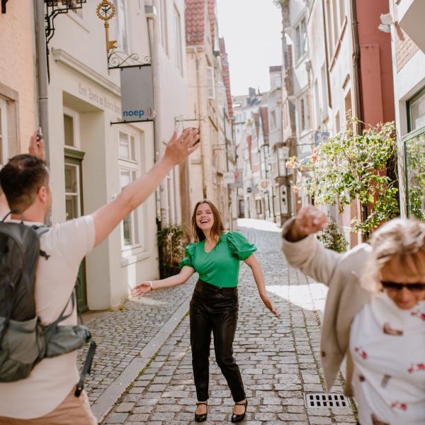 Mit der singenden und tanzenden Stadtführung kommt Lebensfreude